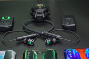 Black Shark Ophidian Gaming Earbuds Crowdfunding Corner: Orbitkey Nest, MAD Gaze watch, Black Shark Ophidian gaming earbuds, Clicbot robot