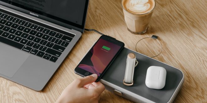 Orbitkey Nest Crowdfunding Corner: Orbitkey Nest, MAD Gaze watch, Black Shark Ophidian gaming earbuds, Clicbot robot