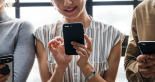 smartphones smile happy People who use tech feel 10 years younger, says Lenovo